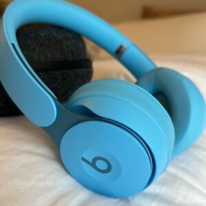 Beats By Dr. Dre Solo Pro Noise cancelling Headphone Bluetooth - Light Blue